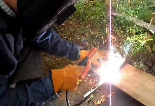 Corte de metal com soldagem a arco elétrico