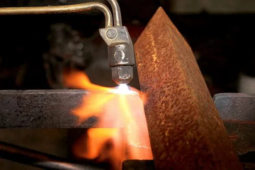 Photo de découpe de métal au gaz propane